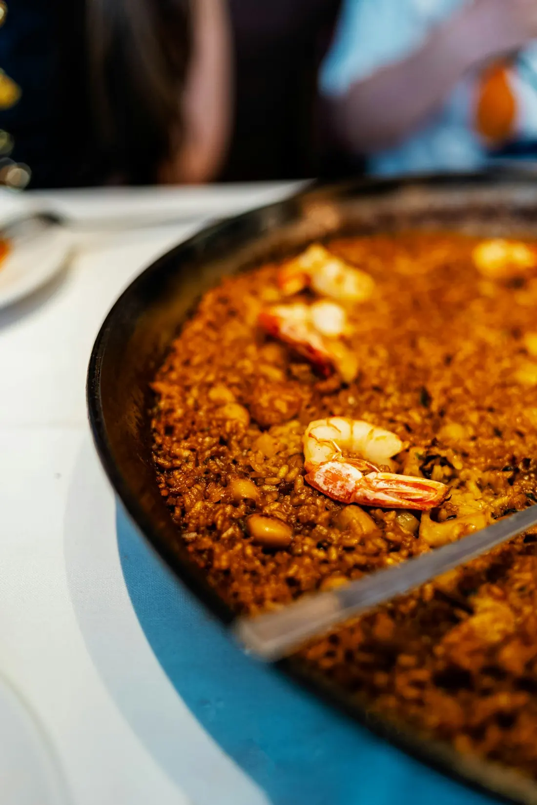 Arroz en paellera con gambas